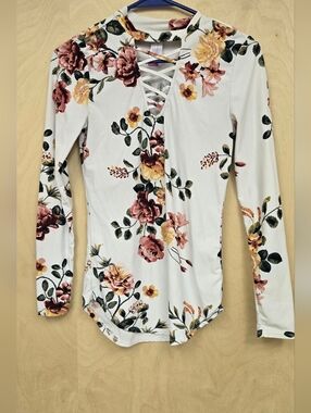 Beautiful Floral Long Sleeve Blouse With Faux Lace Up Front. Soft. Size Small.